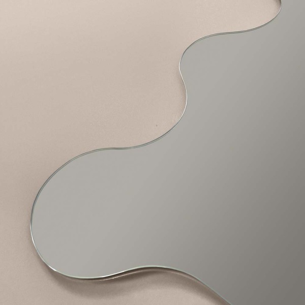 Zbliżenie na falowaną krawędź lustra Zola od GieraDesign