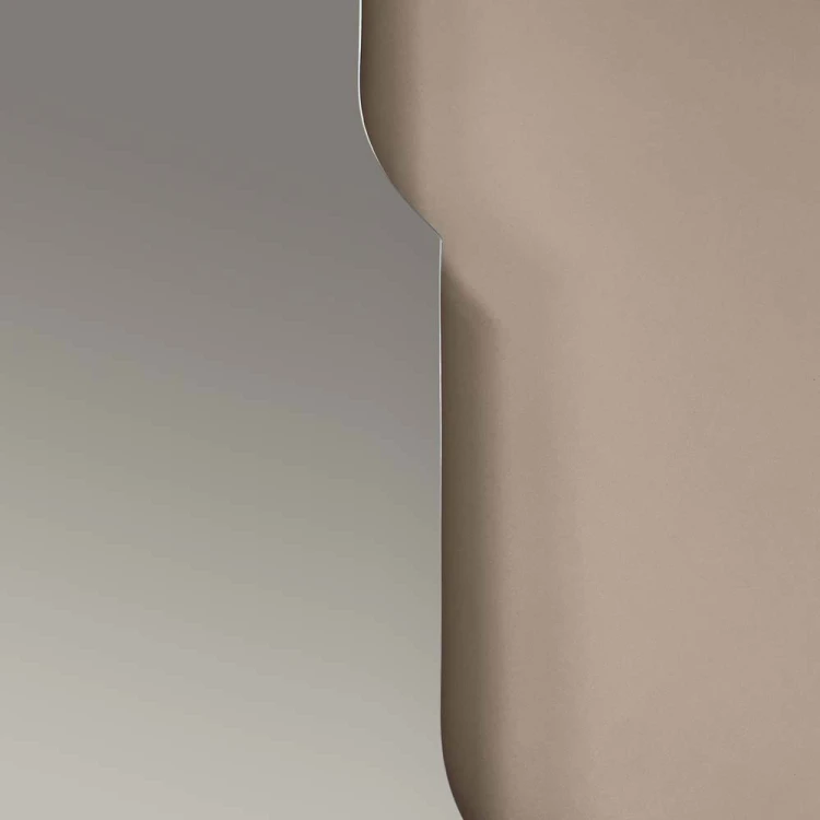 Zbliżenie na krawędzie lustra Cascada. GieraDesign