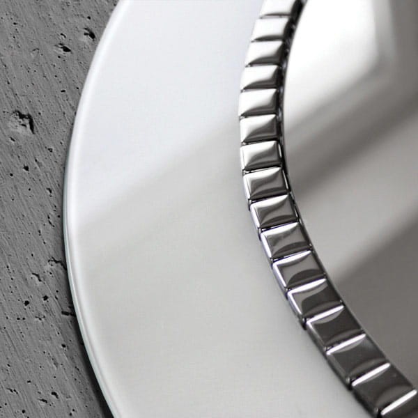 Zbliżenie na lustro Bracelet - okrągłe ozdobne białe. GieraDesign