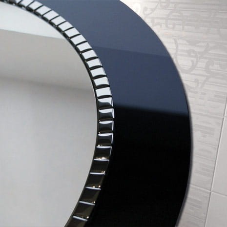 Zbliżenie na lustro Bracelet - łazienkowe czarne glamour wykonana z czarnego szkła lacobel i zdobiona drobną szklaną mozaiką  - GieraDesign