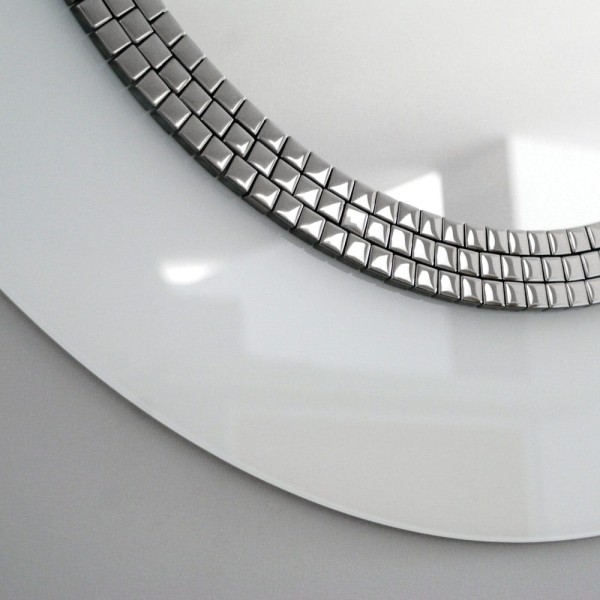 Rama lustra Elegance, wykonana z białego szkła lacobel, zdobiona trzema rzędami drobnej srebrnej mozaiki. GieraDesign