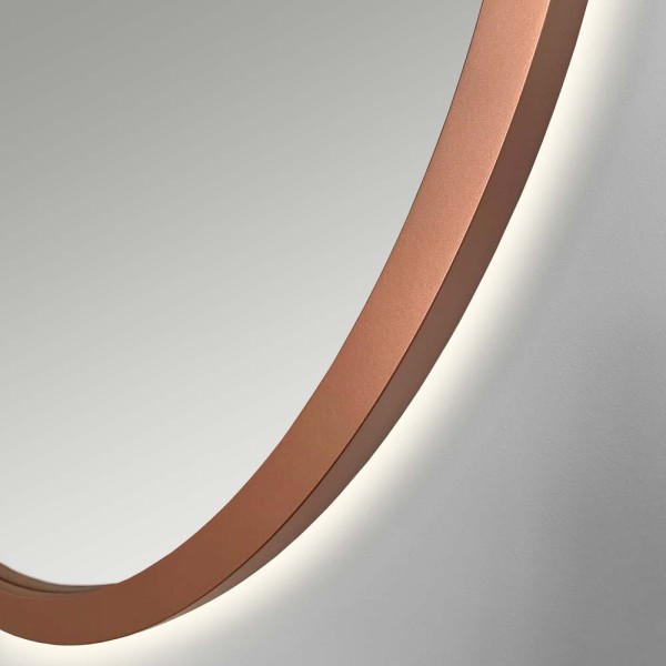 Lustro Ambient miedziane podświetlane  owalne, zbliżenie na podświetlaną, miedzianą ramę. GieraDesign