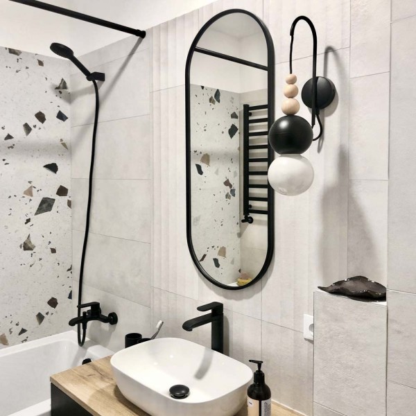 Lustro Ambient Slim owalne w czarnej ramie w nowoczesnej łazience z lastryko. GieraDesign