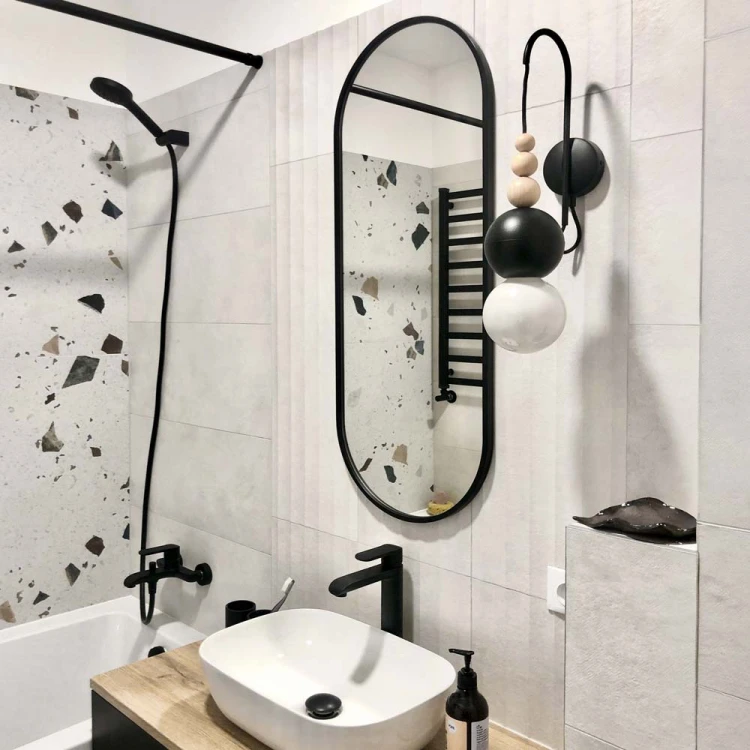 Lustro Ambient Slim owalne w czarnej ramie w nowoczesnej łazience z lastryko. GieraDesign