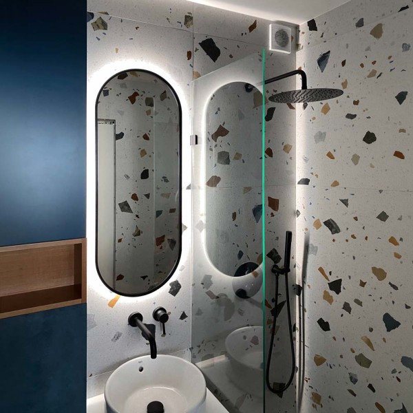 Lustro Ambient Slim podświetlane w czarnej ramie owalne  w nowoczesnej łazience GieraDesign
