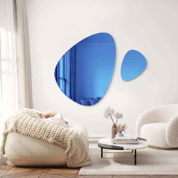 Lustro Fly Blue o organicznym kształcie dwa wiszące obok siebie w nowoczesnym salonie. GieraDesign
