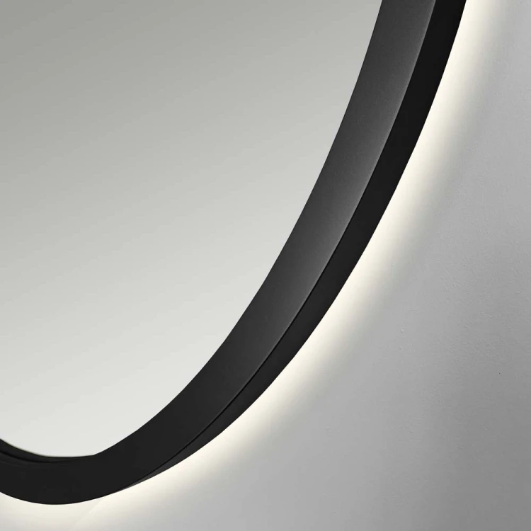 Fragment podświetlanej czarnej ramy w lustrze Scandi, GieraDesign.