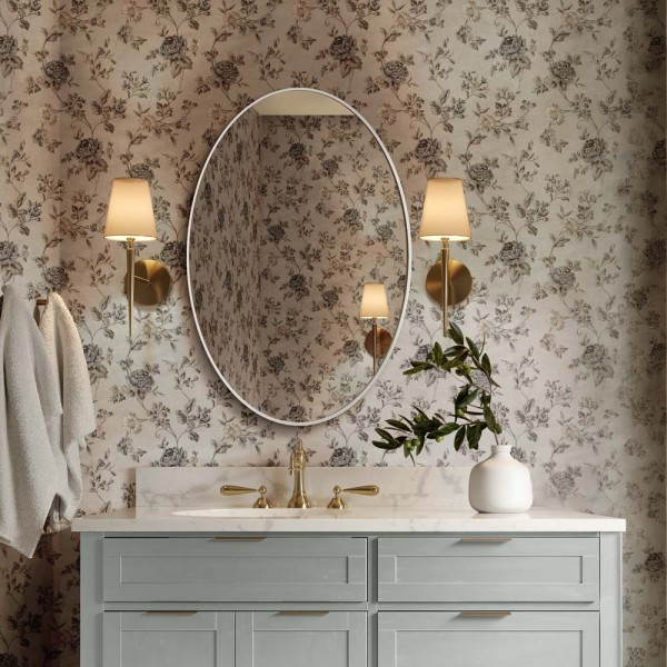 Lustro Scandi Slim owalne białe w uroczej łazience w stylu grandmillenial GieraDesign