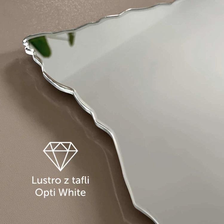 Zbliżenie na krawędzie lustra Era prostokątne podświetlane. Lustro wykonane z tafli opti white. GieraDesign