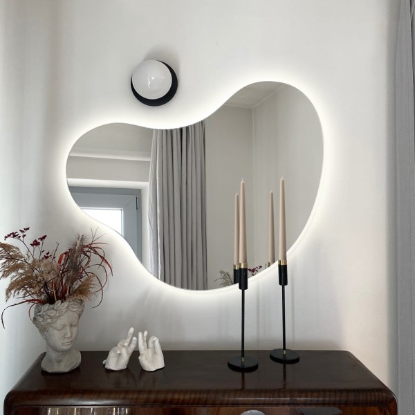 Lustro Plama no.5 z podświetleniem LED nad komodą w salonie. GieraDesign