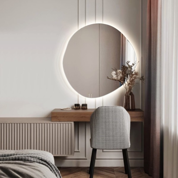 Lustro nieregularne łazienkowe Lapis w sypialni nad toaletką. GieraDesign