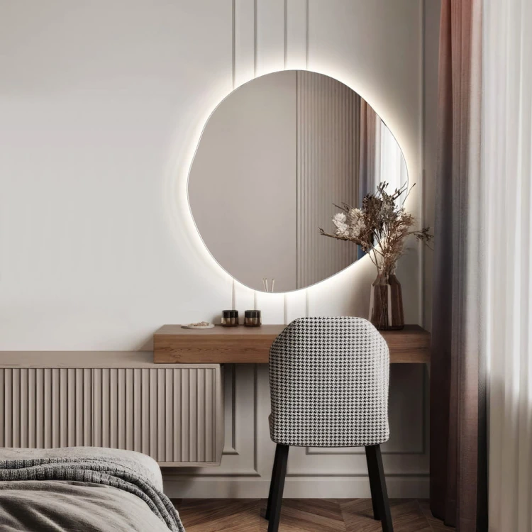 Lustro nieregularne łazienkowe Lapis w sypialni nad toaletką. GieraDesign