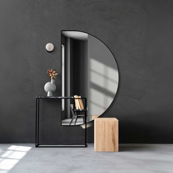 Lustro półokrągłe w czarnej ramie Portal Wide zawieszone w nowoczesnym przedpokoju. GieraDesign