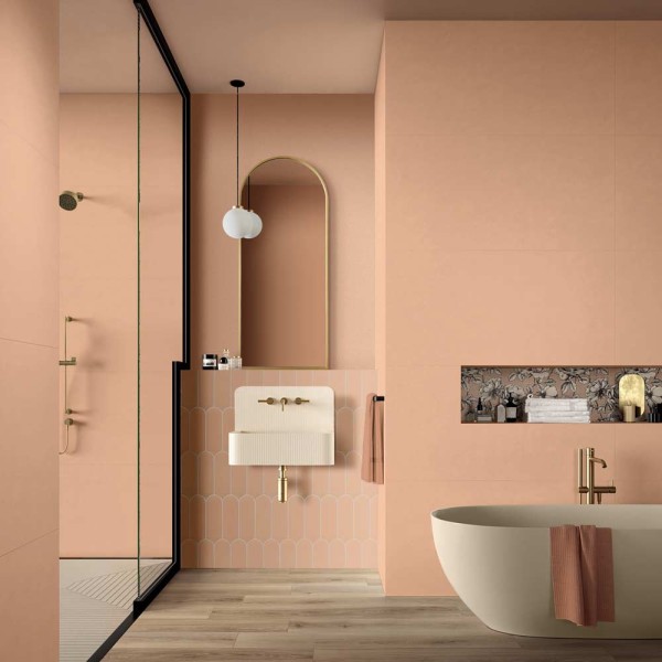 Lustro Portal złote w minimalistycznej łazience w brzoskwiniowym kolorze | GieraDesign