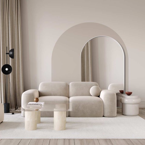 Duże lustro stojące Portal w białe z łukiem w nowoczesnym beżowym salonie. GieraDesign
