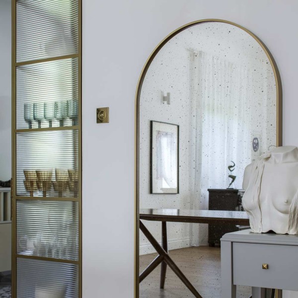 Postarzane lustro Portal Vintage w salonie, GieraDesign