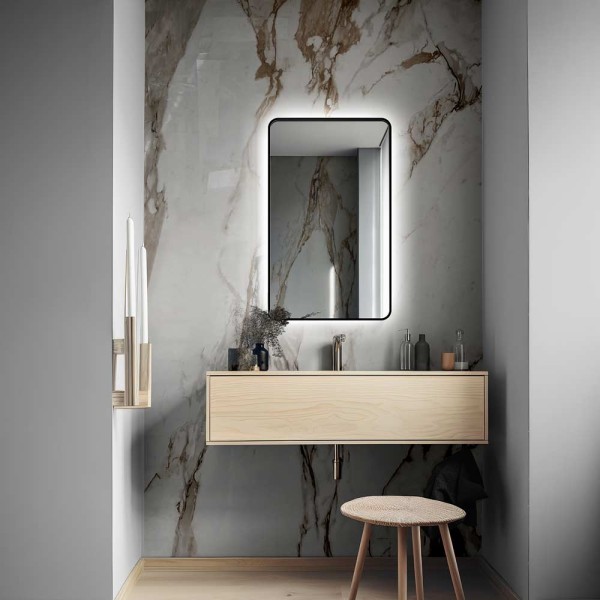 Lustro Billet podświetlane w czarnej ramie w nowoczesnej łazience.