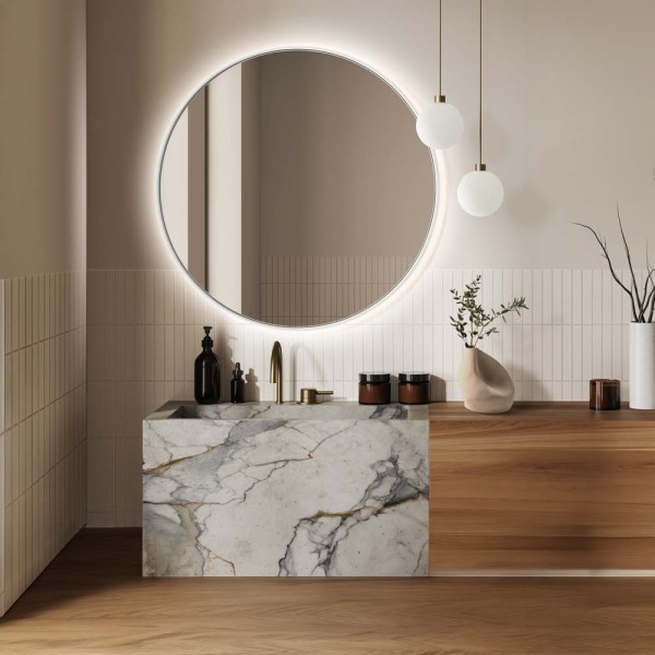 Podświetlane lustro Scandi slim białe LED nad marmurową umywalką  w nowoczesnej łazience. GieraDesign