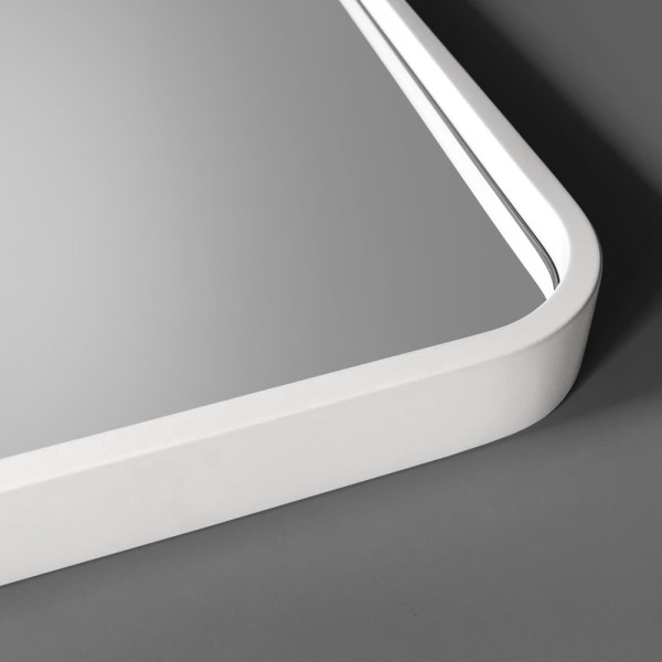 Zbliżenie na białą ramę lustra Billet led z zaokrąglonymi rogami.