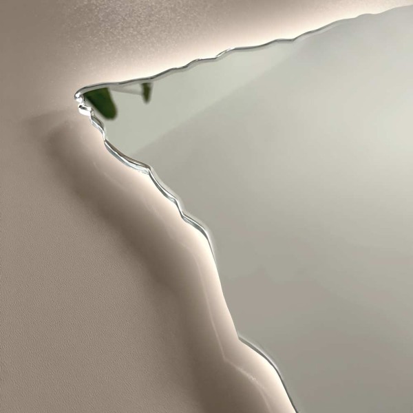 Zbliżenie na krawędzie lustra Era prostokątne podświetlane. Lustro wykonane z tafli opti white. GieraDesign