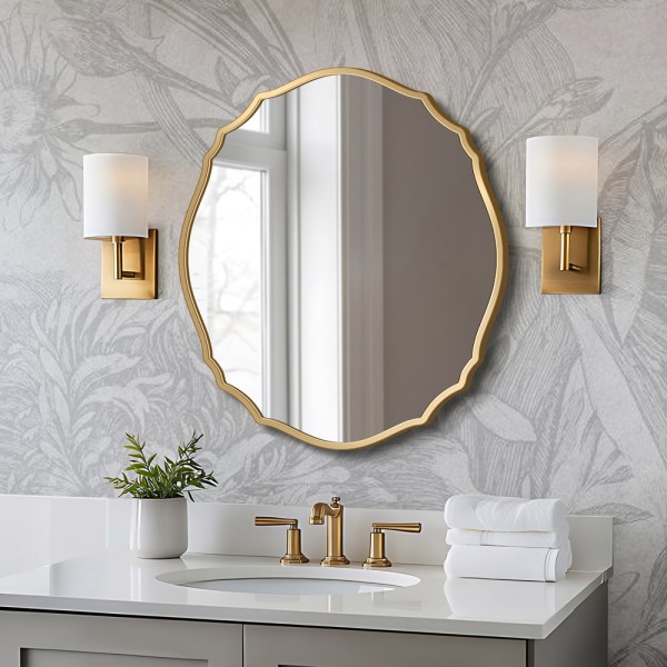 Lustro stylizowane Grand Vila złote pomiędzy dwoma  kinkietami w stylowej łazience, GieraDesign.