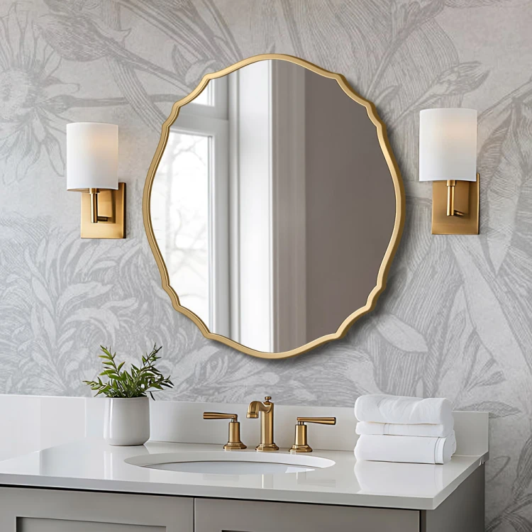 Lustro stylizowane Grand Vila złote pomiędzy dwoma  kinkietami w stylowej łazience, GieraDesign.