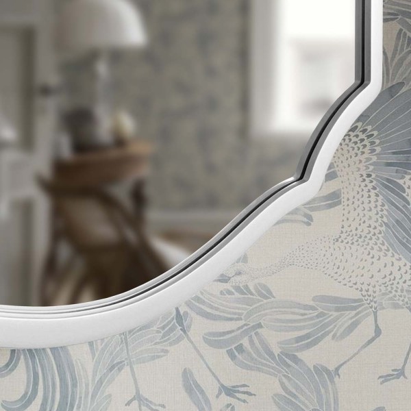 Zbliżenie na stylową białą ramę lustra Grand Amis, GieraDesign.