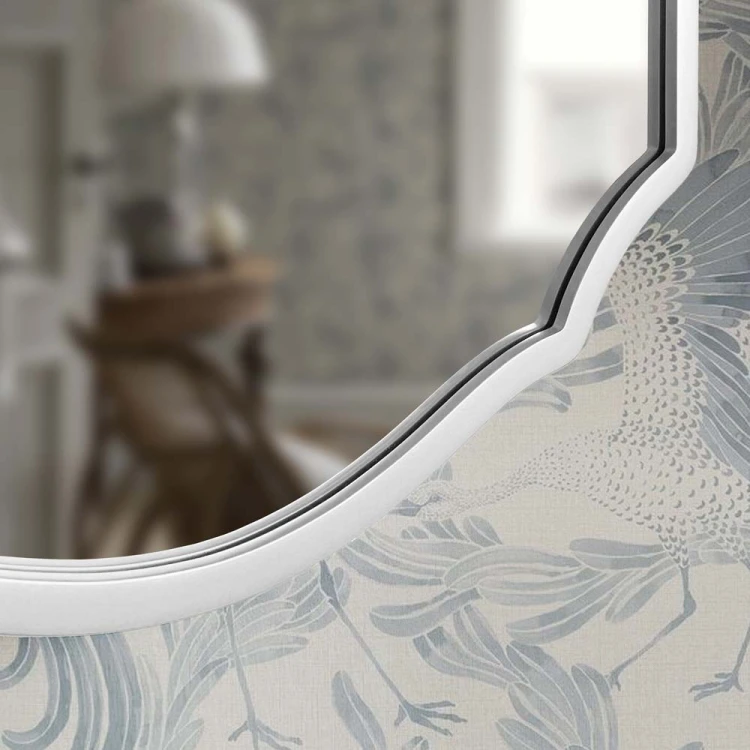 Zbliżenie na stylową białą ramę lustra Grand Amis, GieraDesign.
