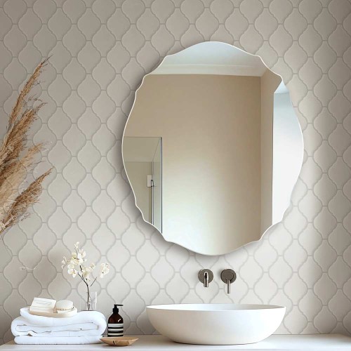 Lustro pałacowe Grand Mono owalne z falą nad umywalką w łazience. GieraDesign