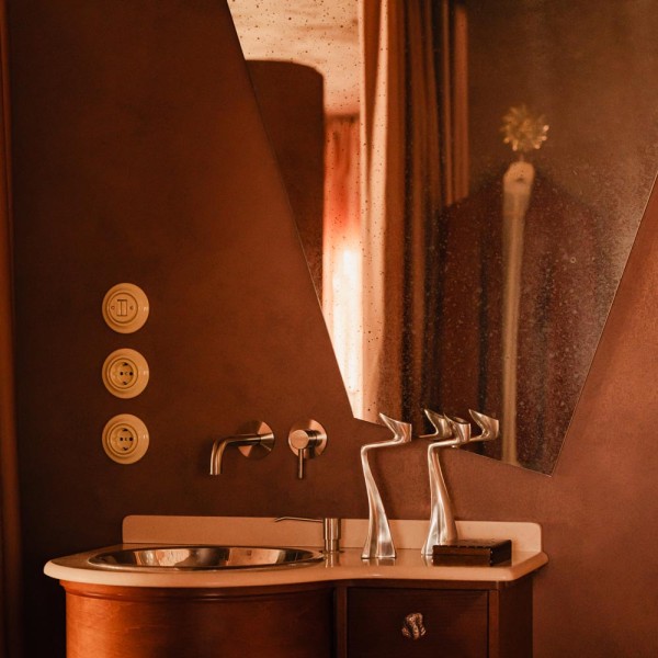 Lustro wielokątne Decadence EGO postarzane, zawieszone nad umywalką w sypialni. GieraDesign