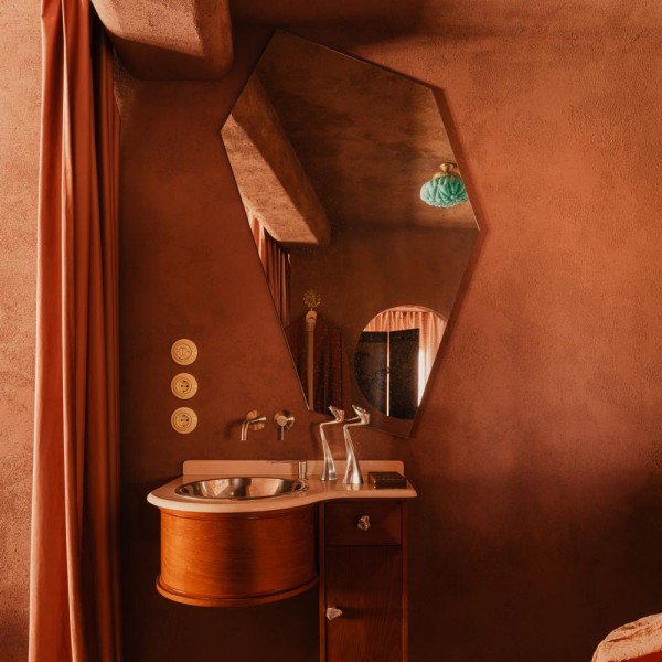 Lustro wielokątne Decadence EGO postarzane, zawieszone nad umywalką. GieraDesign