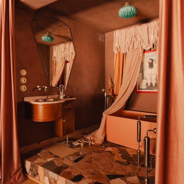 Lustro wielokątne Decadence EGO postarzane, zawieszone nad umywalką w sypialni. GieraDesign