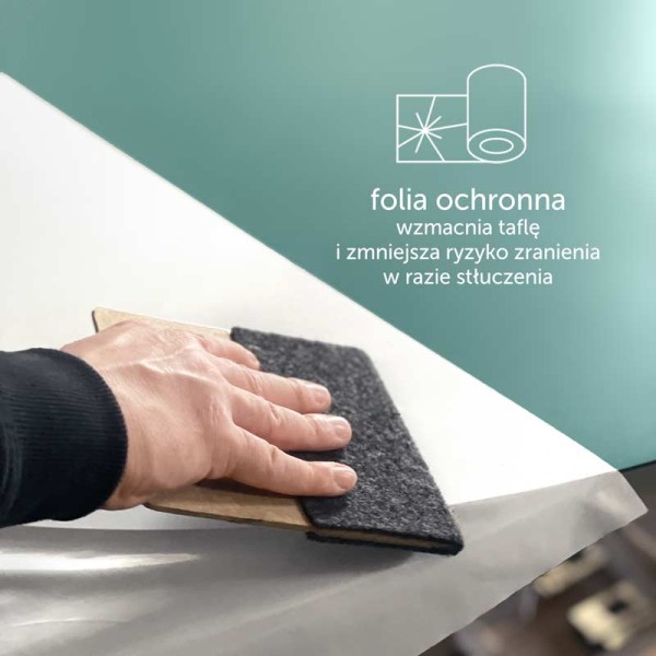 Lustro jest podklejone folią wzmacniającą, która chroni lustro w razie stłuczenia
