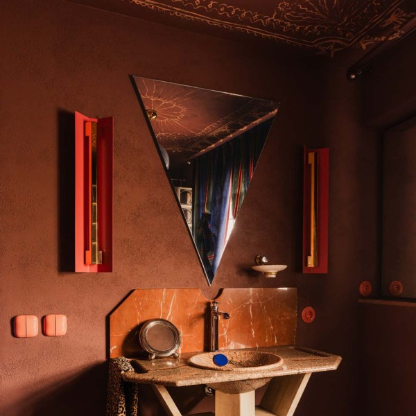Lustro trójkątne "Decadence AVA" w łazeince w stylu dekadenckim.