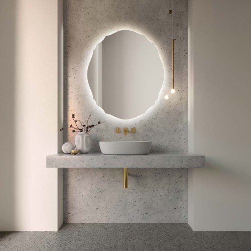 Stylowe lustro do łazienki Grand Mono LED tworzy w szarej łazience, w połączeniu ze złotymi dodatkami  pałacowy klimat.
