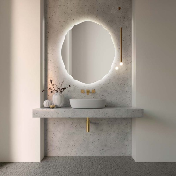 Stylowe lustro do łazienki Grand Mono LED tworzy w szarej łazience, w połączeniu ze złotymi dodatkami  pałacowy klimat.