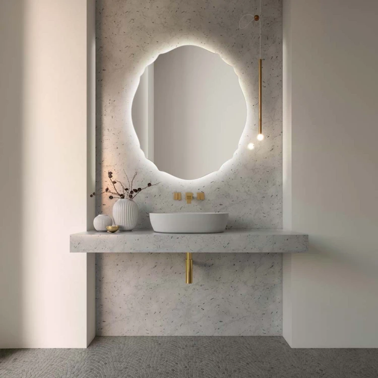Stylowe lustro do łazienki Grand Mono LED tworzy w szarej łazience, w połączeniu ze złotymi dodatkami  pałacowy klimat.