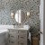 Lustro białe retro Grand Vila z finezyjną falą w łazience nad umywalką, zawieszone na tle tapety z dużymi, szarymi kwiatami. GieraDesign