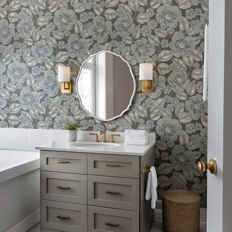 Lustro białe retro Grand Vila z finezyjną falą w łazience nad umywalką, zawieszone na tle tapety z dużymi, szarymi kwiatami. GieraDesign