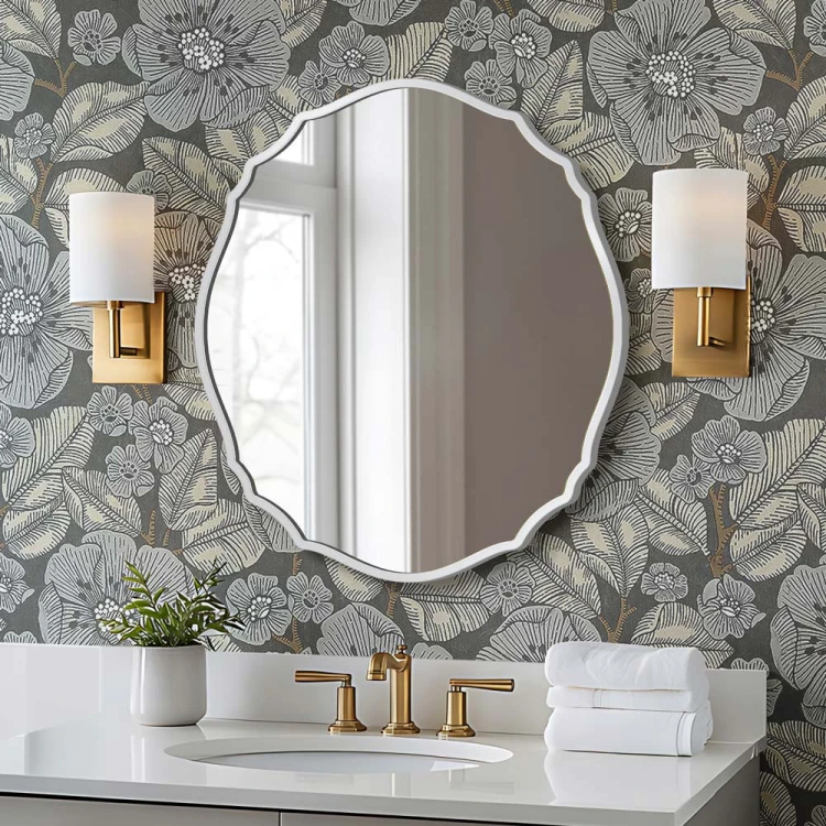 Lustro Grand Vila retro białe z finezyjną falą na tle wzorzystej, szarej tapety. GieraDesign