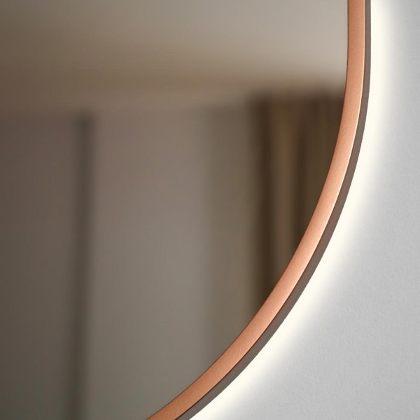 Fragment cienkiej miedzianej ramy lustra Ambient slim, podświetlanej od tyłu LED. GieraDesign