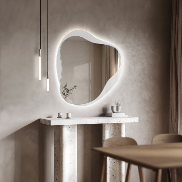Lustro Amo LED białe asymetryczne nad jasną konsolą wykonaną z kamienia. GieraDesign