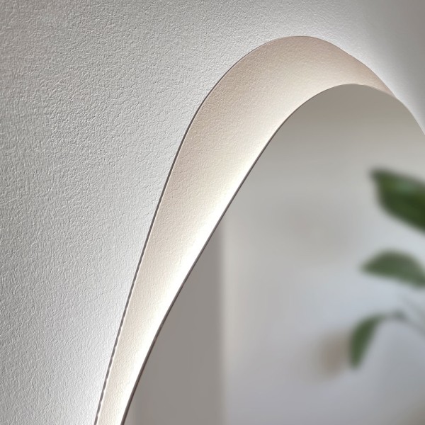 Zbliżenie na lustro Osmo brązowe podświetlane. GieraDesign