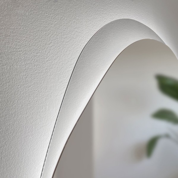 Zbliżenie na szklaną ramę lustra Osmo grafitowe podświetlane. GieraDesign