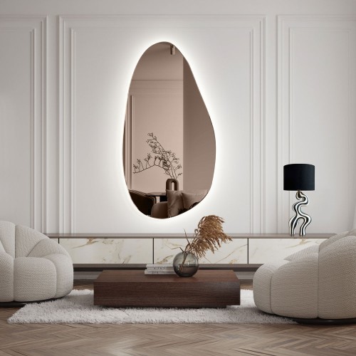 Lustro Plama no.1 brązowe z podświetleniem na ścianie ze sztukaterią w salonie. GieraDesign