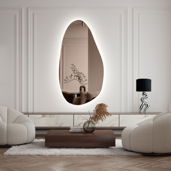 Lustro Plama no.1 brązowe z podświetleniem na ścianie ze sztukaterią w salonie. GieraDesign