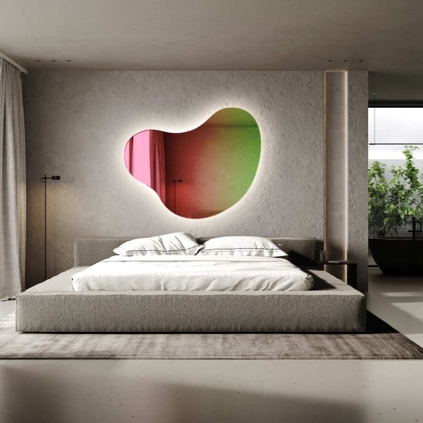 Lustro Plama 5 Rainbow tęczowe podświetlane w sypialni połączonej z pokojem kąpielowym, GieraDesign.