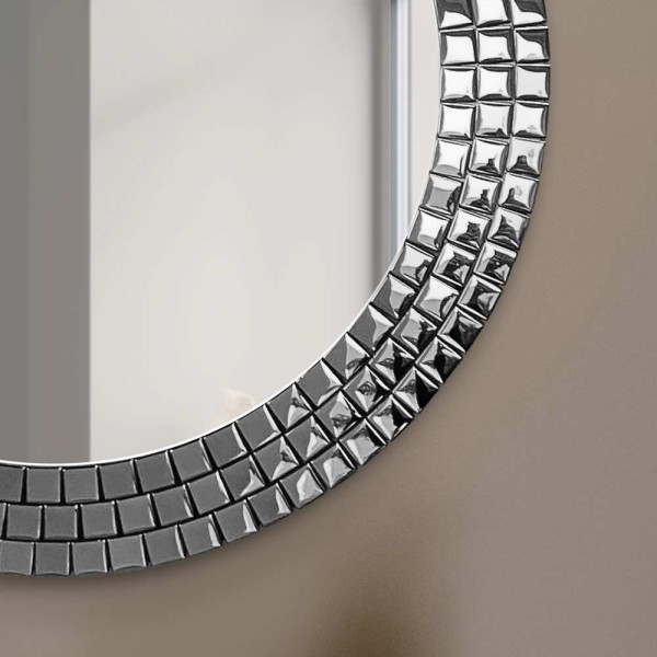 Zbliżenie na srebrną ramę z mozaiki lustro Aurora silver. GieraDesign