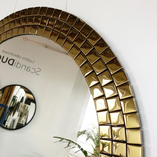 Zbliżenie na złotą ramę z mozaiki lustro Aurora gold, GieraDesign.
