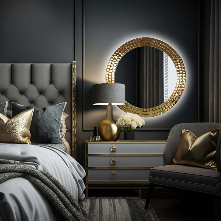 Dekoracyjne okrągłe lustro w złotej ramie podświetlane nad komodą w sypialni w stylu glamour. GieraDesign
